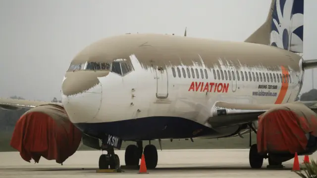 تطاير رماد الانفجار البركاني ليصل إلى مطار سولو وسط جزيرة جاوا، الذي يبعد ما يقرب من 150 كيلومترا غرب جبل كيلود الذي ثار فيه البركان.