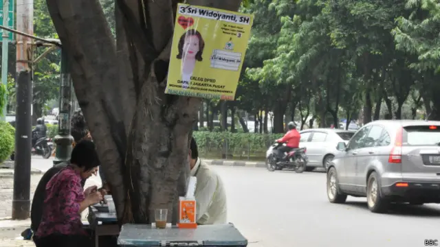 Poster caleg Partai Golkar di sebuah jalanan Jakarta.