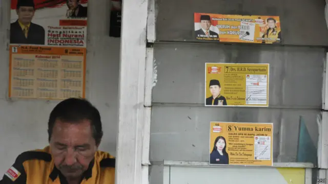 Poster dan gambar caleg Partai Hanura di tempel di kantor DPP Hanura.