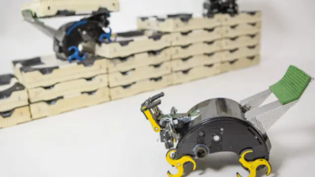 يستطيع الروبوت الجديد القيام بأعمال البناء أو تصفيف حواجز من أكياس الرمال لمواجهة الفيضانات