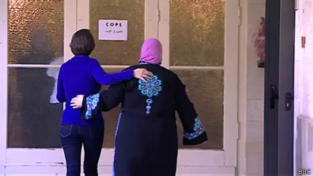 Ruth e Ibtisam chegam à sede do grupo Cope (BBC)