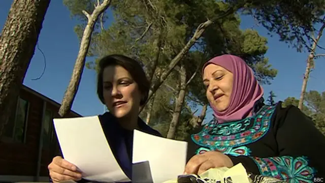 Ruth Ebenstein (esq.) e Ibtisam Erekat conversam (BBC)