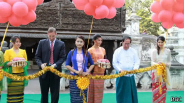 ကန် သံအမတ် ဒဲရစ်မစ်ချယ်နဲ့ ယဉ်ကျေးမှု ဒုဝန်ကြီး ဖွင့်လှစ်