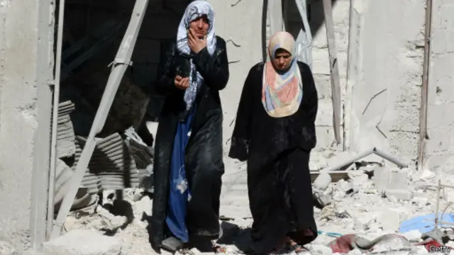 Warga Suriah di tengah reruntuhan di Aleppo
