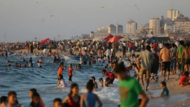 يذهب أهالي غزة إلى الشواطئ للاستمتاع بالحياة