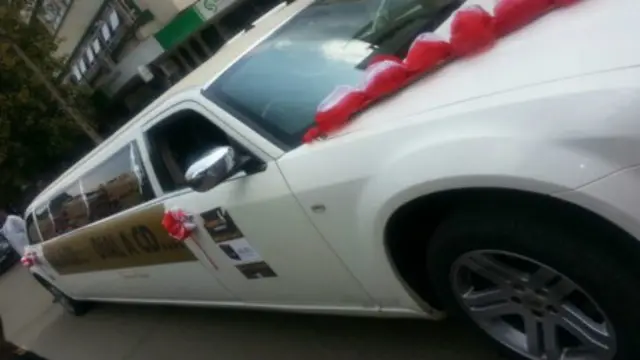 肯尼亚首都内罗毕两辆大型豪华轿车在情人节专门快递安全套。