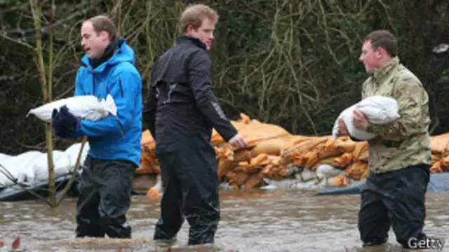 Принцы Уильям и Гарри на строительстве защитной дамбы