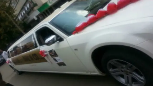 ویلینٹائن ڈے کے موقع پر بعض گاہکوں کے لیے سرخ پھولوں سے سجی لیموزین گاڑیوں کا استعمال کیا گیا