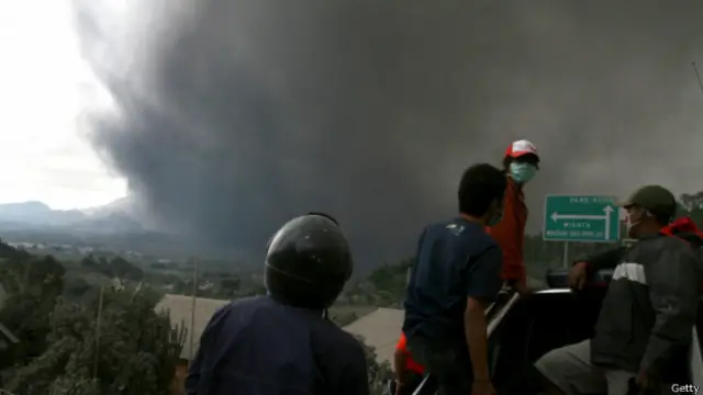 Asap kehitaman dari gunung Kelud masih terlihat pada Jumat (14/02) di Kabupaten Malang.