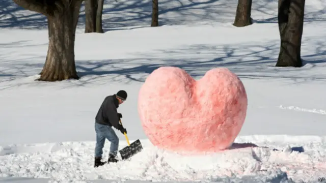 弗吉尼亞州溫切斯特一名男子在公園內堆起心形雪雕（14/2/2014）