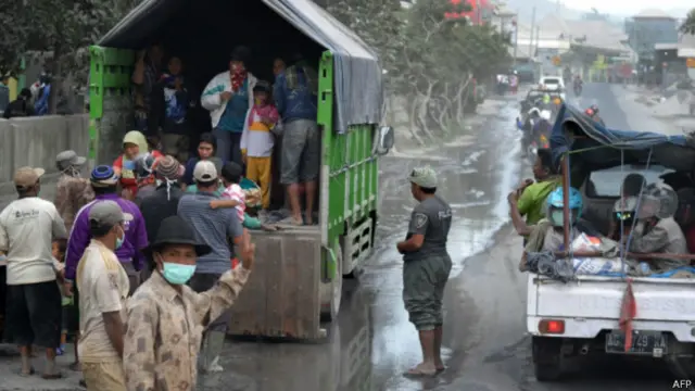 Evakuasi pengungsi masih berlangsung di Kabupaten Malang, Jumat (14/02).