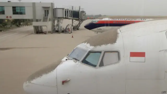 Ketebalan debu vulkanik di landasan bandara Adi Sutjipto Yogyakarta mencapai 4cm.