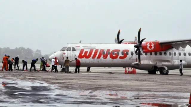 Pembersihan debu vulkanik di bandara Adi Sutjipto, Yogyakarta, Jumat (14/02).