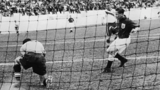 Tom Finney (kostum gelap) di laga Piala Dunia 1950, melawan tim AS. 