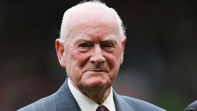 Tom Finney (2006) merupakan salah-satu legenda sepak bola Inggris.