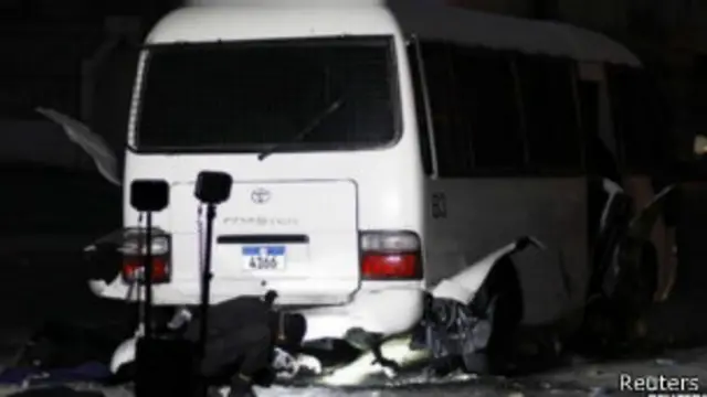 در یکی از انفجارها، به یک خودروی پلیس نیز آسیب رسید