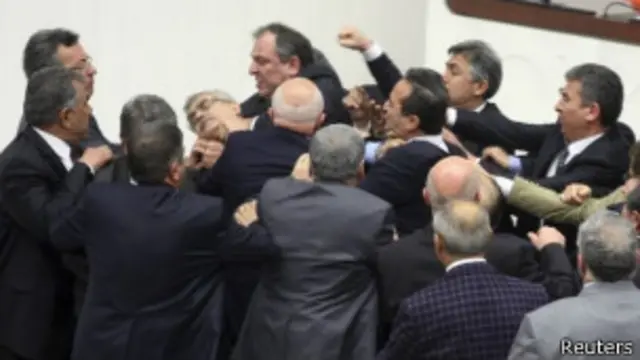 استمر الجدل في جلسة البرلمان لعشرين ساعة اندلع فيها شجار بين النواب وتشابكوا بالأيدي