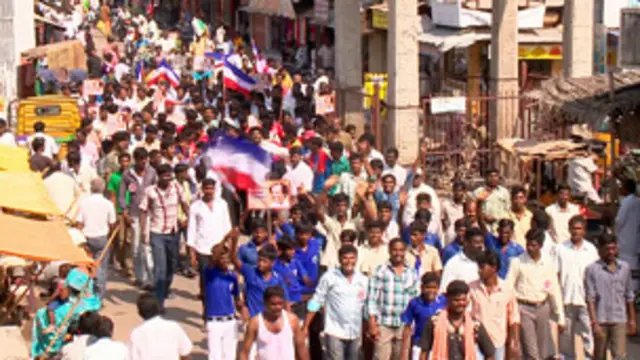 رجنی کانت کے پرستار ان کی فلم ریلیز ہونے پر منت مانگتے اور عبادت کرتے ہیں