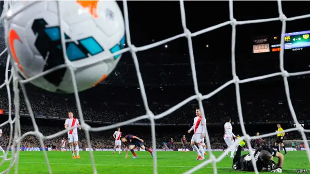 ميسي يسجل هدف برشلونه الخامس