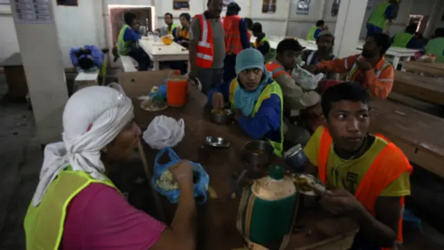 نیپالی مزدوروں نے بتایا کے اپریل میں آنے والےشدید زلزے کے بعد کئی لوگوں کو اپنے خاندان سے ملنے کے لیے جانے کی اجازت بھی نہیں دی گئی