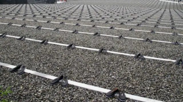 Miles de zapatos recuerdan la masacre de Nanjing.