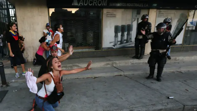 Mujer pide a policías que no le disparen