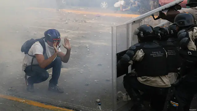 Manifestante frente a policías