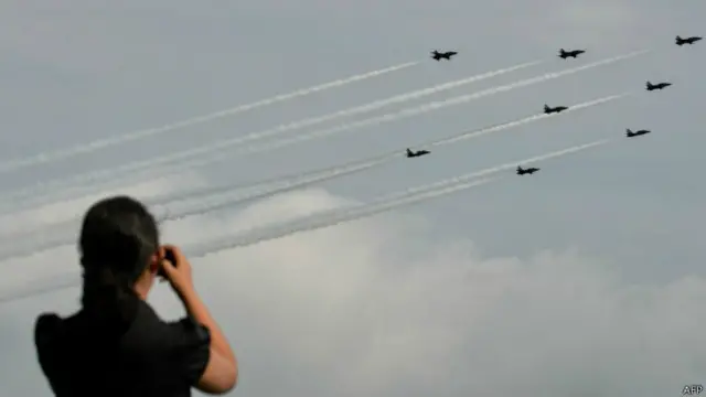 Pameran Dirgantara Singapura merupakan pameran komersil dan pertahanan udara terbesar di Asia. 