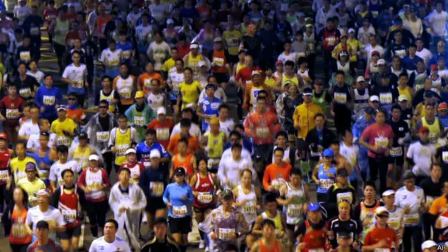 香港马拉松选手跑过尖沙咀路段(16/2/2014)