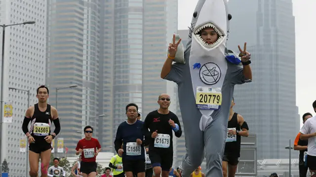 一名身穿反对鱼翅服饰的香港马拉松参赛者别上蓝丝带比赛(16/2/2014)