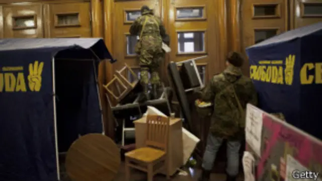 Manifestantes en el ayuntamiento de Kiev