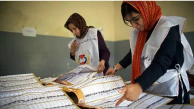 در مواردی برگه رای تنها یک برگه نیست، بلکه در واقع کتابچهای است که حاوی اسم صدها نامزد است