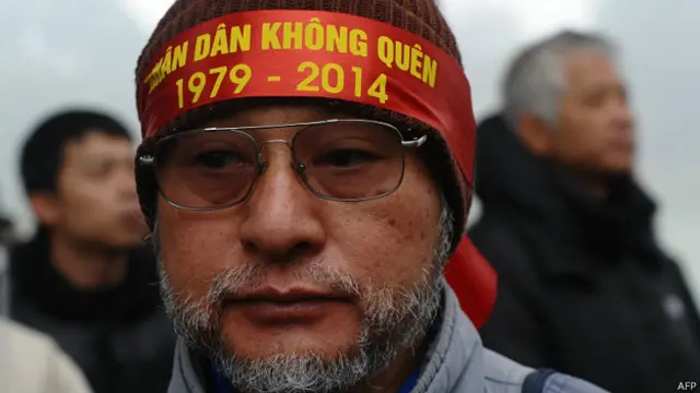 越南河內反華示威民眾帶著紀念中越邊界戰爭35週年的布條參加集會（16/2/2014）