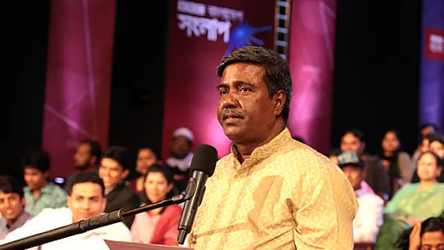 প্রশ্ন করছেন একজন দর্শক