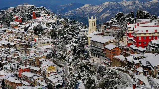 बर्फ़ की चादर ओढ़े हुए भारत का शिमला शहर. 