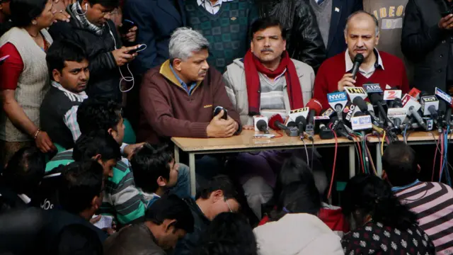 आम आदमी पार्टी के नेता मनीष सिसोदिया और संजय सिंह