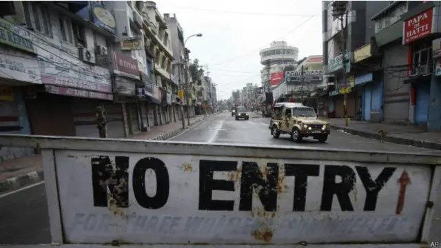 कश्मीर में कर्फ्यू