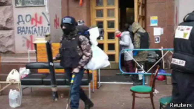 乌克兰抗议者星期天上午开始撤出被他们占领的基辅市政厅和其它政府建筑。