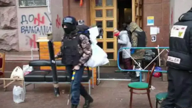 Người biểu tình rời Tòa thị chính ở Kiev