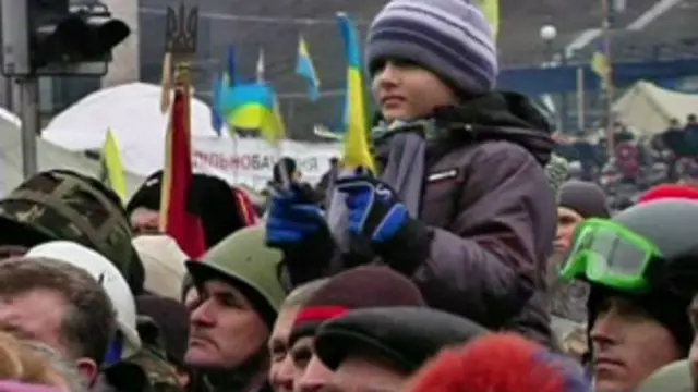 بخشی از موانع خیابانی معترضان برای مقابله با پلیس ضد شورش در کیف، پایتخت، برچیده شده است