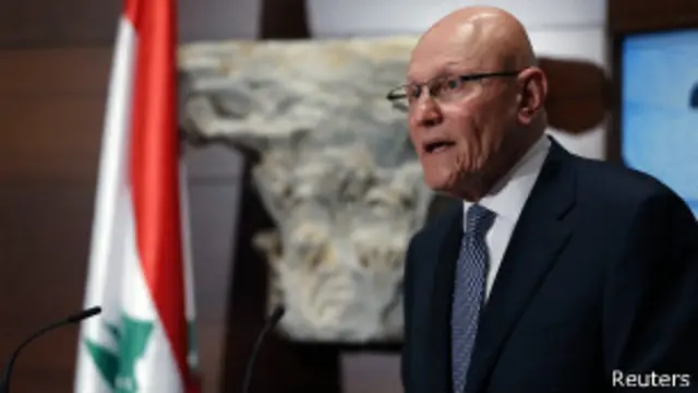 استغرق تشكيل الحكومة اللبنانية الجديدة برئاسة تمام سلام عشرة أشهر من المفاوضات.