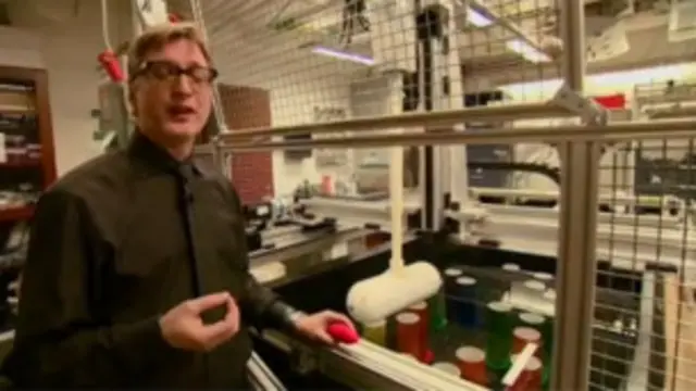 ابتكر ماكلفر جهاز روبوت يحاكي سمكة السكين في نظام الاستشعار