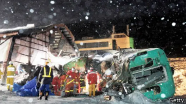 العاصفة الثلجية العنيفة حطمت عددًا كبيرًا من المنازل باليابان 