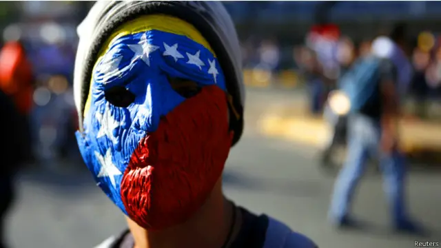 يحتج المعارضون على ارتفاع الاسعار وشح السلع