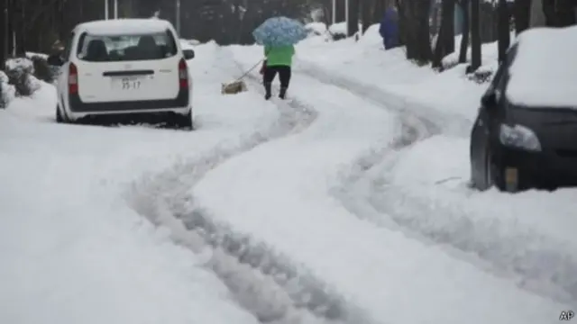 Para pengemudi terjebak badai dan kemacetan panjang