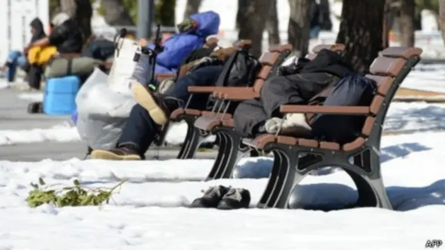 Tuna wisma di Jepang menghangatkan diri mereka dengan jaket tebal