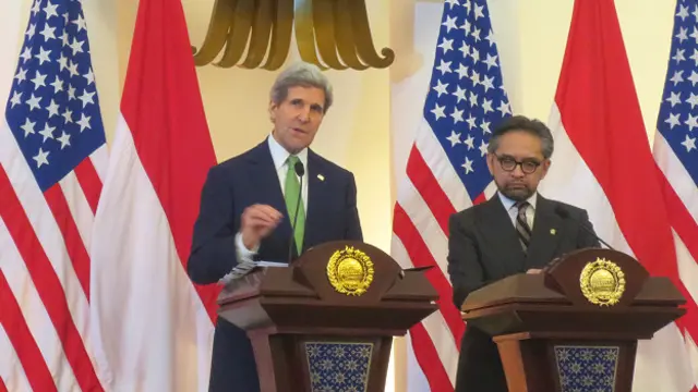 John Kerry (kiri) dan Marty Natalegawa dalam konfrensi pers di Kemenlu, Senin (17/02)