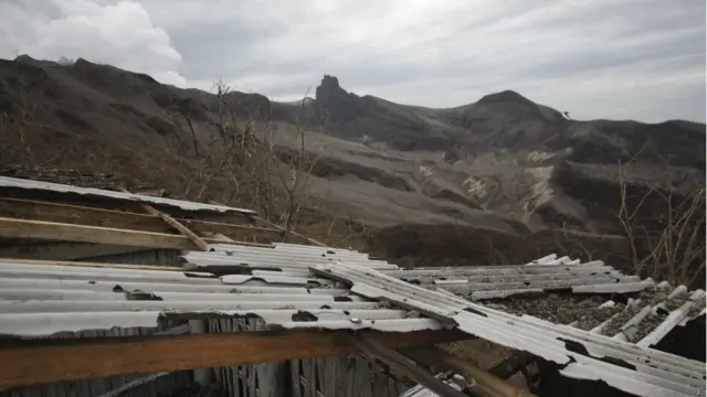 Gunung Kelud masih kepulkan asap putih.