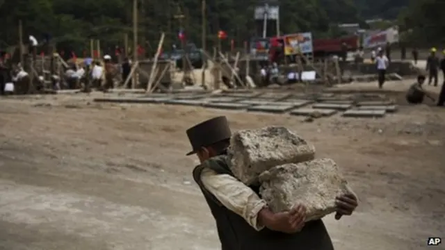 朝鲜发动大批军人参加滑雪场建设。
