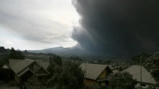 Gumpalan awan abu panas dari Gunung Kelud.